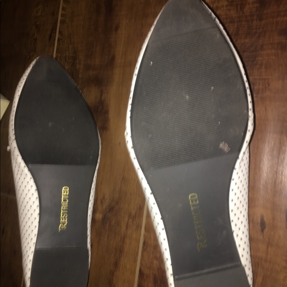 Restricted white polka dot lace ups - Picture 4 of 6